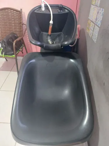  Vendo 2 cadeira com um lavatório  em um bom estado por apenas  400