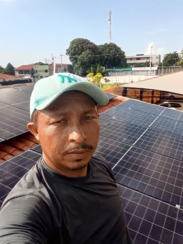 Lavamos e colocamos tela nas suas placas solar