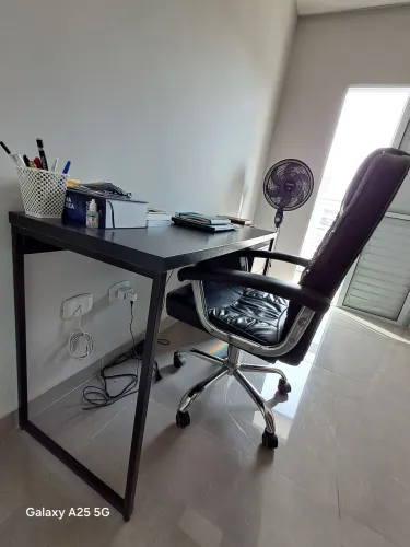 Cadeira giratória com mesa e gaveteiro