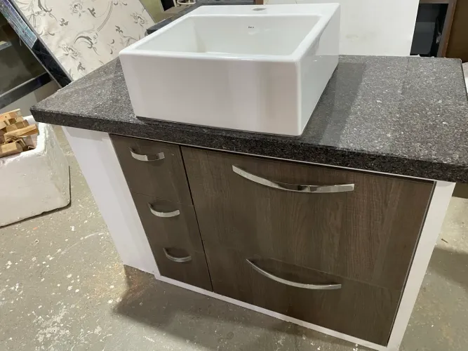 Balcão para banheiro usado com tampo em granito café Cuba deca (parede esquerda ) 1,07x50