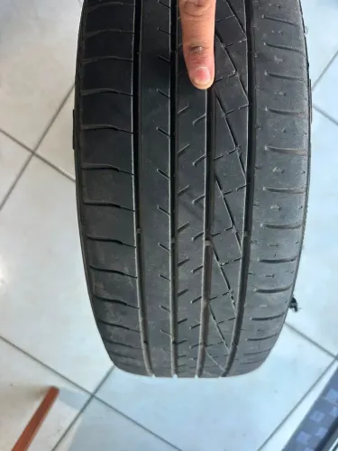Pneu 185/60 R15 com roda