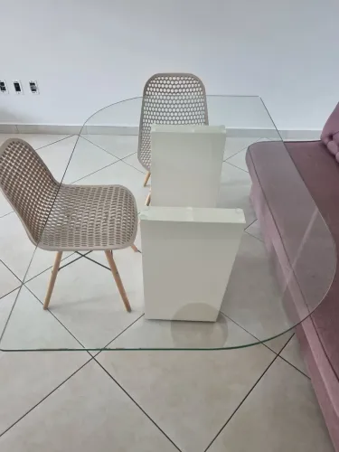 Mesa orgânica vidro com base em laca 150x90.