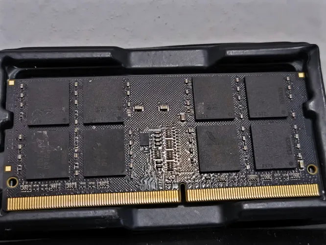 Memória 8GB DDR4 3200 Kingston Fury - Com SMD danificado / Para reparo