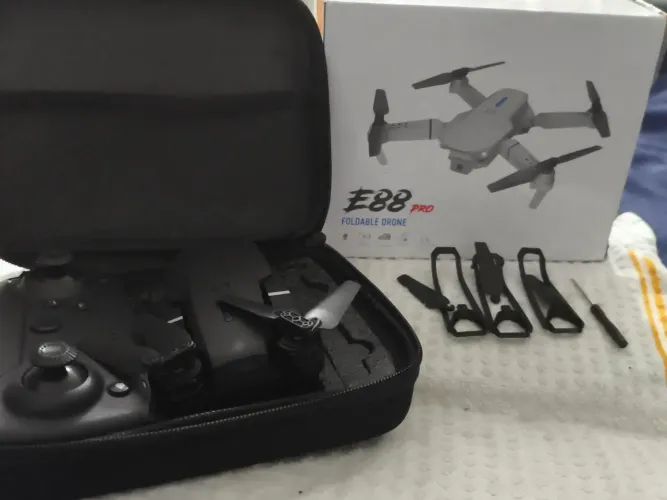 Drone E88 Pro Foldable Completo - Case + Controle + 3 Hélices - Não acompanha as pilhas.
