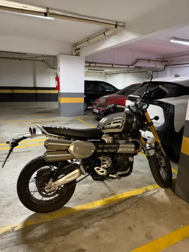 Triumph Scrambler 1200XE versão exclusiva muito nova