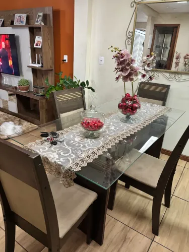 Mesa de jantar com 4 cadeiras 