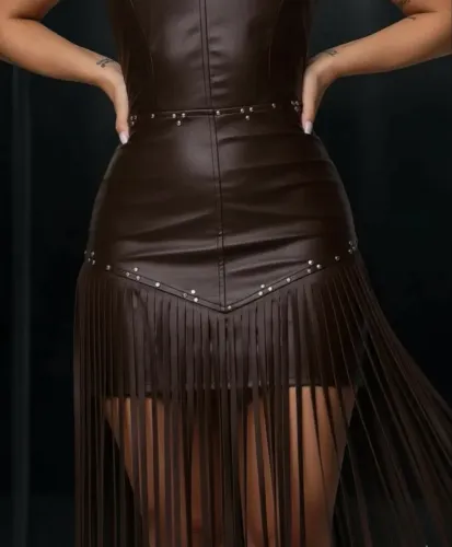 Vestido de couro e franjas 