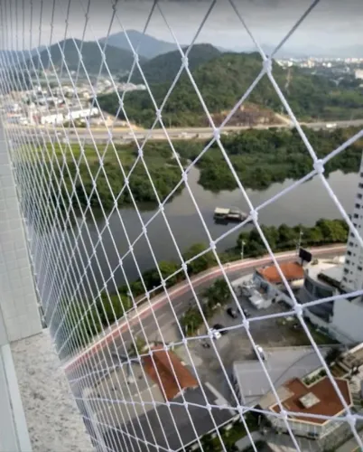 Rede de proteção instalada em sacada com vista aberta