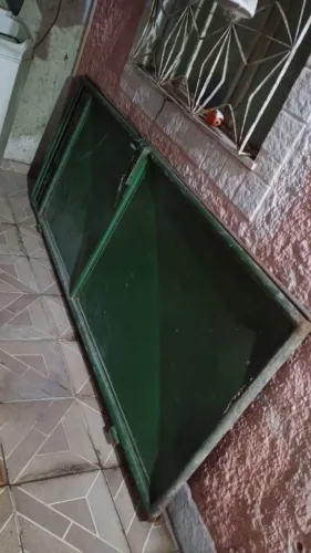 Portão de ferro.