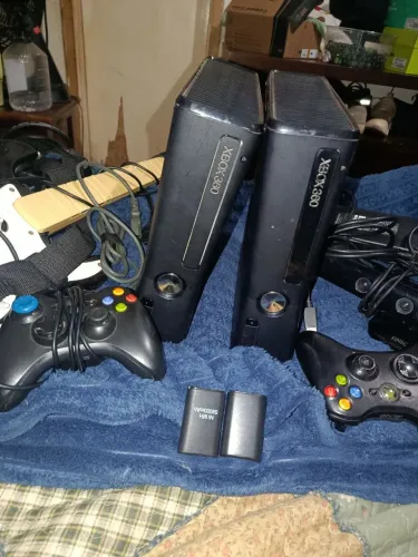 2 Xbox 360 2 controles sem fio, 1 Kinect e 1 guitarra, posso fazer até 500reais preciso mt