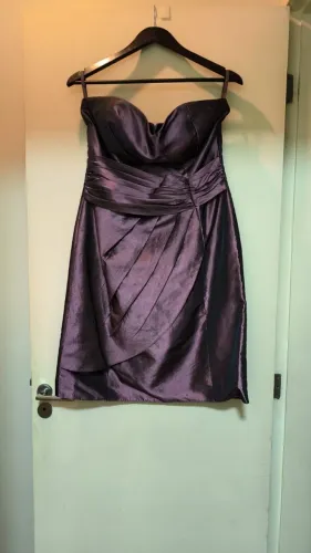 Vestido midi de festa, Cor Uva, tomara que caia em tafetá com bojo embutido.