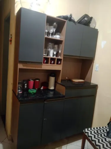Armário de cozinha e sofa