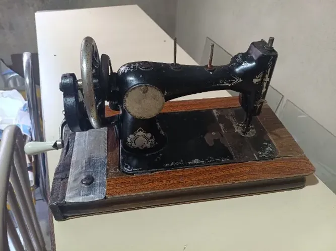 Máquina de costura antiga manual Alemã