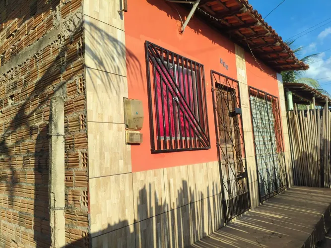 Oportunidade! Casa Espaçosa com 3 Quartos, 2 Salas e Cozinha com Balcão