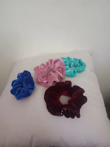 Kit 4 Prendedores de Cabelo Scrunchies Xuxinhas Rabicó Em Veludo 