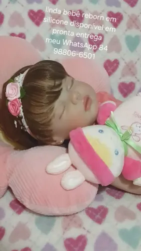 Bebê reborn com olhinhos fechados 