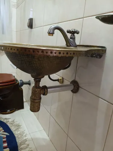 Pia antiga de Metal com sifão e porta sabonetes (sem a torneira)