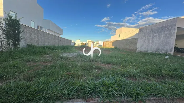 lote 420m | plano cascalhado no condomínio Grand Trianon