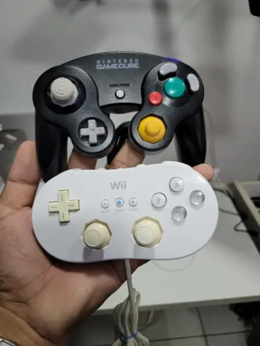 Controle GameCube (Preto) + Controle Classic Wii (Branco) - Originais Nintendo