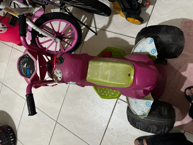 Lote de Brinquedos Infantis - Moto Elétrica, Patinete e 2 Cavalinhos - R$ 300