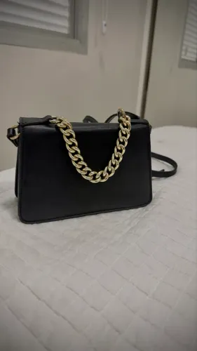 Bolsa preta transversal com corrente