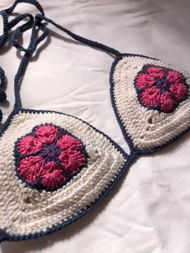 Top de Biquíni em Crochê Artesanal - Flor Central