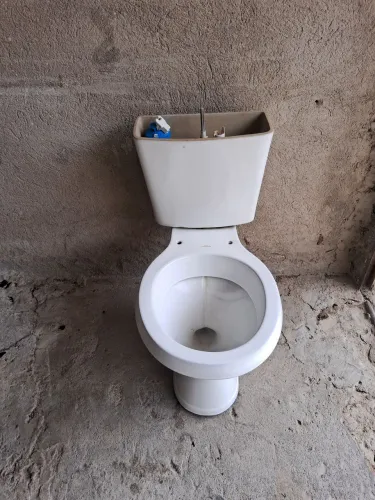 Vendo  vaso acoplado por 50 reais entrego falta a tampa e tem um trincado em baixo ok