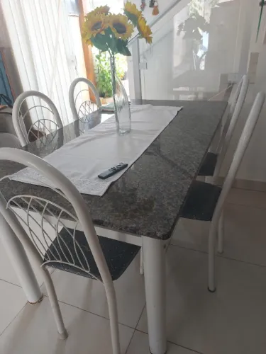 Mesa com tampo de granito 