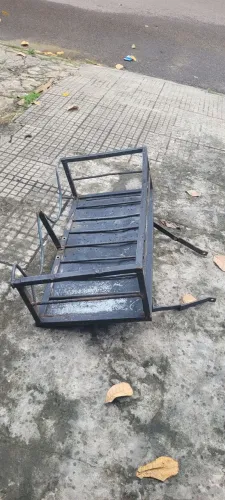 Vende-se suporte para garrafões de 20 litros e gás 