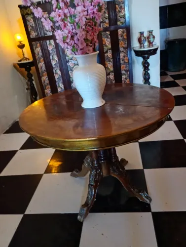 Mesa com 1.25 de diâmetro. Entalhado na cerejeira
