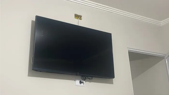 Estou desapegando dessa tv 4 meses de uso tá na garantia