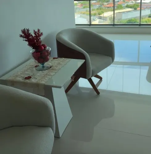 Conjunto 2 Poltronas Decorativas Arredondadas (Estilo Concha + Pés Palito)