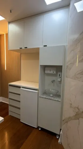 Móvel de parede completo com frigobar em MDF Branco de marcenaria