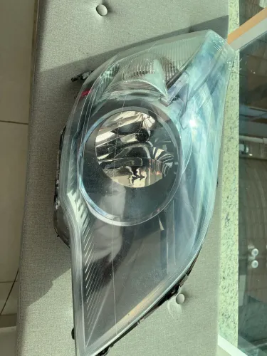 Farol mascara negra lado direito Agile