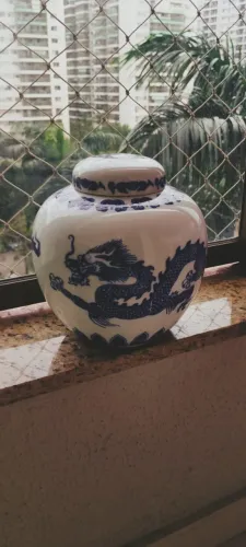 Potiche com tampa em porcelana branca