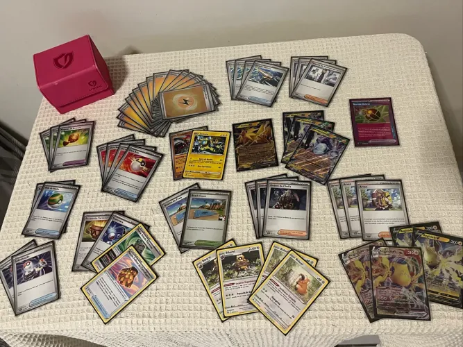 Deck Pokémon TCG Zapdos e Miraidon EX + Deckbox Central + Inner e Outer Sleeves