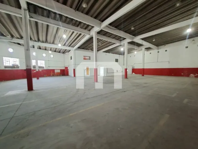 Galpão para locação e venda, 720 m², 8 salas , cozinha, vão livre para depósito e vagas.