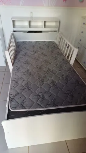 Cama de solteiro infantil com colchão, em excelente estado de conservação.