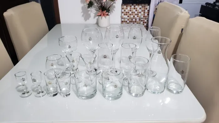 Vendo 19 copos de diferentes tamanhos coleção CARAS muito lindos