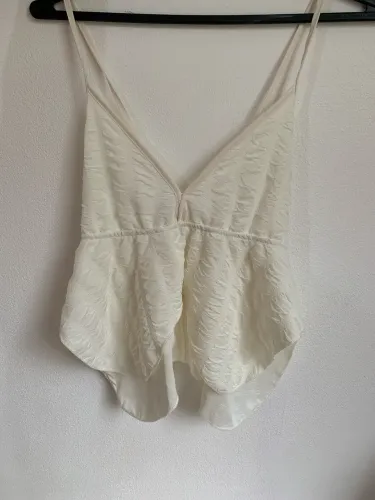 Blusa branca estilo borboleta