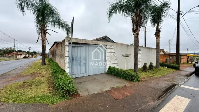 Casa de Esquina com Amplo Terreno à Venda!