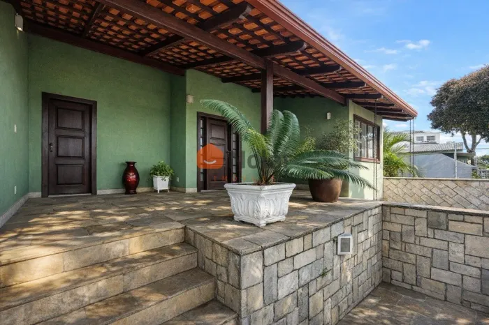 Casa á venda de 5 quartos com 2 suítes e 2 vagas no bairro Esplanada em Belo Horizonte MG