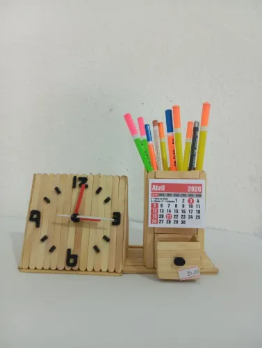relógio com porta canetas para escritório artesanal de palito de picolé 