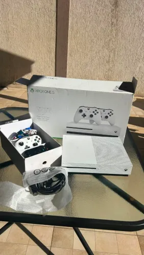 ? Xbox One S 1TB em Excelente Estado