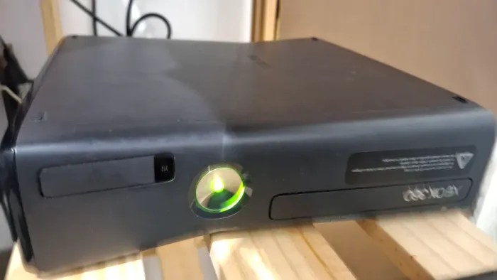 Console Xbox 360 - Slim + 1 Controle (Bateria acoplada + carregador)