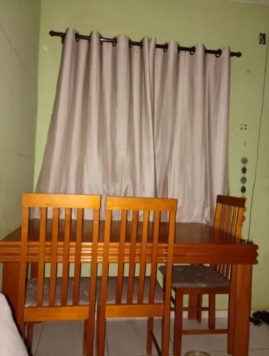 Mesa de 6 cadeiras ,vendo ou troco em uma menor