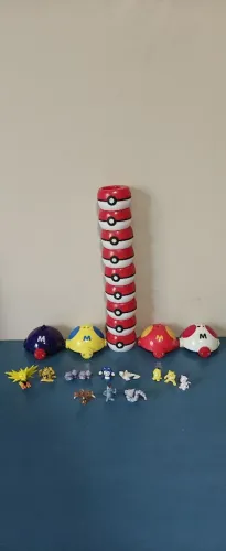 Pokebolas e Pokémons Diversos de Plástico 