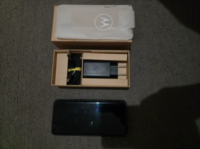 Vendo ou troco moto edge 40 novinho!!!!