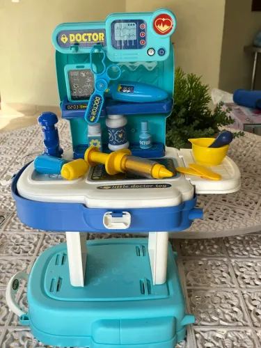Kit Médico Infantil "Little Doctor" 2 em 1: Maleta Portátil e Bancada de Consultório!