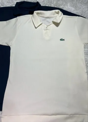 Camisa texturizada, logo bordada